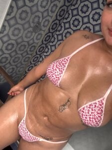 JasmineRhodes tanned 🔥 Foto 5