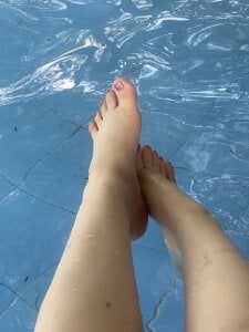 Tiny__Emmy Wet feet Photo