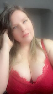 Bonnie-Curvy-Blonde Public Pic 4