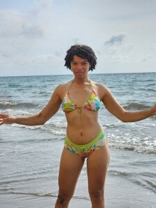 ChloeRaviss beach day Pic 4