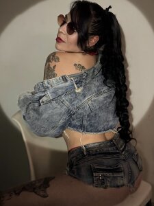 mia_velvet1With my short shorts Bild 7