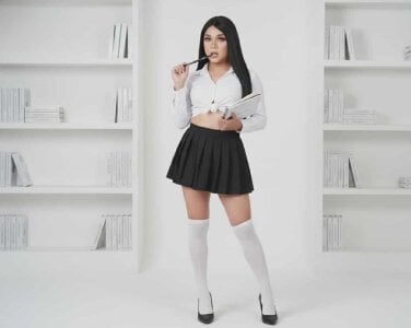 MissBigCockLUCYxxxschool girl Bild 2