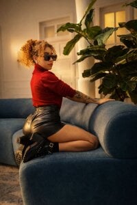 Sienna_brunette Red Hot Leather Tease 🔥 Hình 3