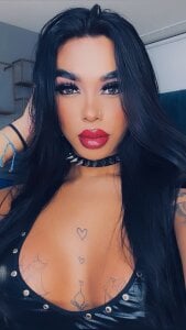 A gaze that commands, a beauty that commands. 🔥✨ de tinaqueen_noa  Imagens