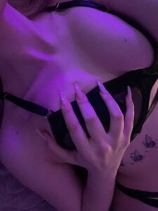 EdlaHewell Violet mood Pic