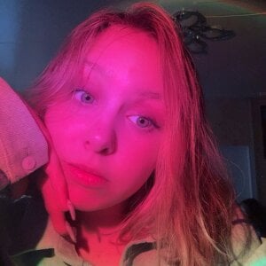 ZoraDearmon Fall in your hand Pic