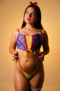 ameliiaa_smith They say I shouldn't bite the apple... but I love breaking the rules. Are you coming to see if I'm a Foto 3