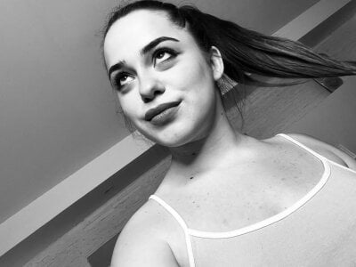 Hottie_miaa Today I have my hair in a ponytail😈 slika