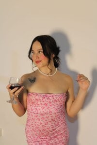 sofi__18_ you have a wine with me 🎈 Poză 2