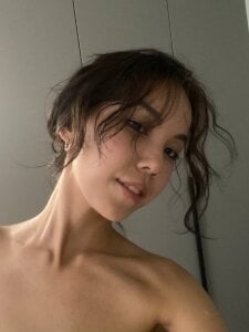 FreedaKulow playful look Pic 5