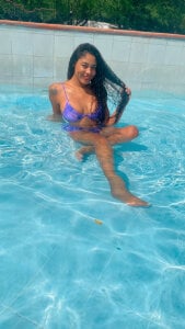 charlotteone My body in the pool 🥵🥵🥵🦋 Fotografie 2