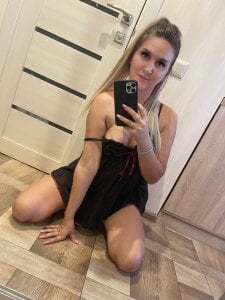 MollyHallss Public Pic 4