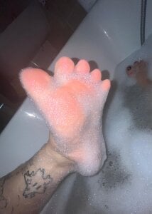 AbbyPearll worship my hot feet Pic 2