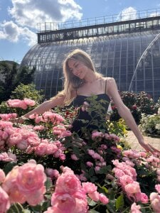 GabriellaOlsen give girls flowers ! Pic 2