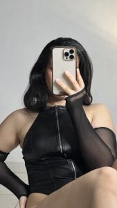 bunnys_world The black color looks on me! Pic 7