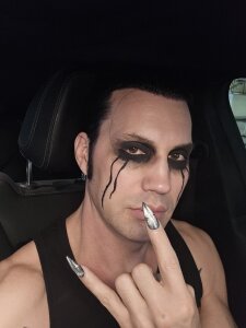 gothicdesigner driving3 Pic