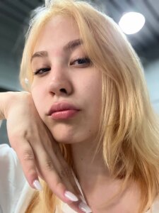 MiaBanger Public Photo 4