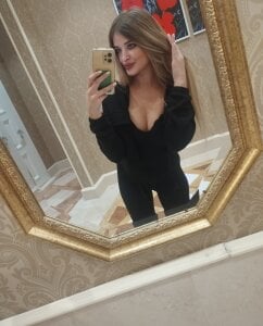 Uni-Babe Public Pic 5