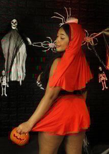 chantall_smithのSexy Little Red Riding Hood👻🔥の 4枚の写真