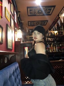 RianaRey time to go to the pub Pic 3