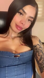 U favorite doll💓 od GuggaHell  4 snímek