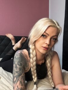 Melina_Diamond Public Pic 3