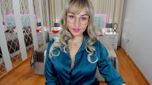 StefanaClever A new image, a naughty secretary Foto 5