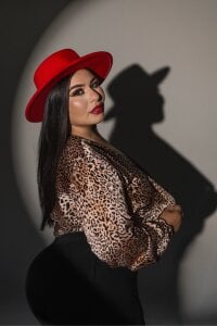 Amanda-Cruz Between lights and shadows, desire is born รูป 