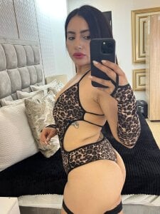 ZaraVesari End of year temptation😈🤤 Pic