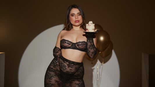 ThaniaJones Another year, another reason to smile. 🎈🎊 Foto 4