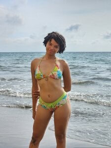 ChloeRaviss beach day Pic 5