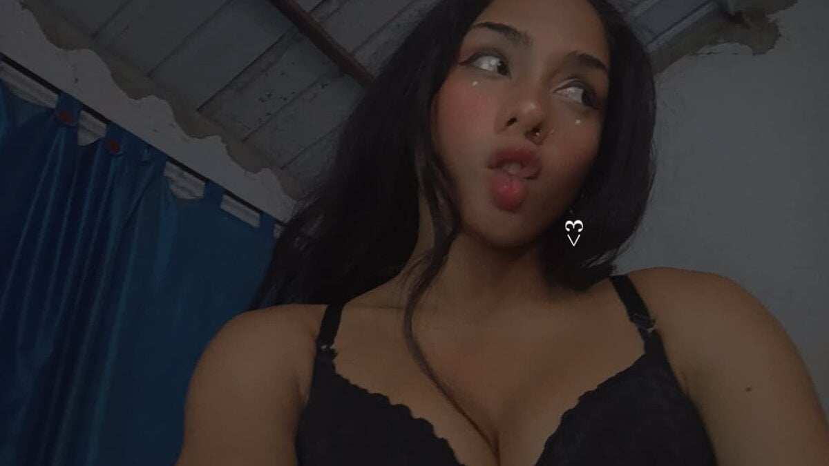 EmilyGomezLS Populært bilde 9495