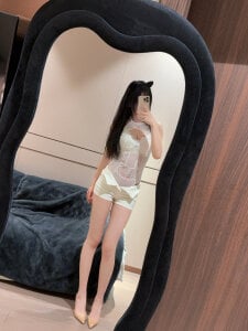 Eira-xue 黑丝V光腿 Hình 2