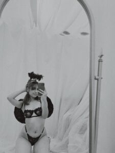 Mia_Tokkio a little black angel 🖤🤍 Pic 2