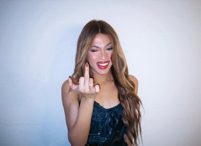 Zdjęcia clara_evanss_s Here is this cute girl with red lips:  2