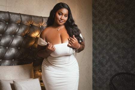 Charlotte-Wright Curvy Latina Hot Pic