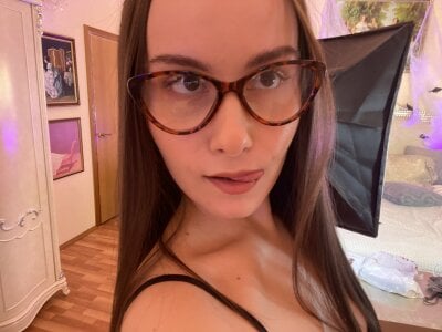 Kelly_Cartier Meow Poză 2