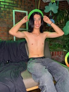 Larry_craft: Today I distribute luck🍀💋 ( 3 фото)