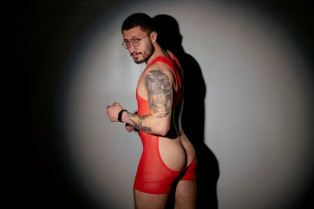 Red stuck to my body de Nathan_rivers  2 photos