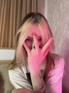 HildaEvatt pink girl Pic 4