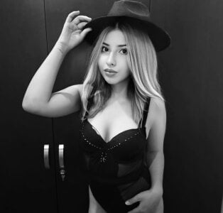 itsroxyrose_ Black and White Pic 2