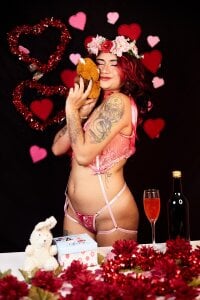 kristen_tay: Happy Valentine's Day ❤️‍🔥❤️‍🔥 ( 4 фото)