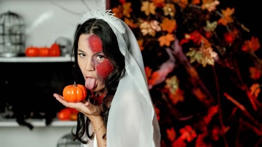 DalilaMassu Kiss me, touch me, make me yours, let's be one! happy Halloween😈 Pic