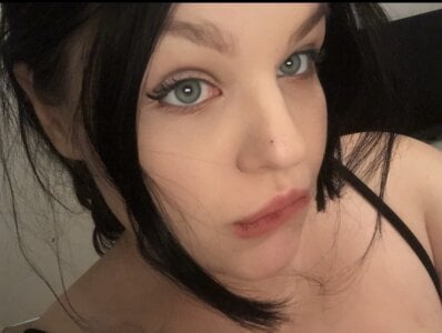 Charlotte_Ros Public Pic 4