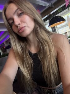 JuiliOnesunray Public Pic 6