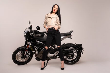 AlessiaVoss Riding the bike Pic 3