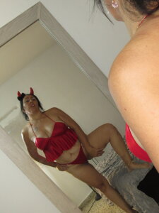 ArelyWest sexy and horny mature Pic 3