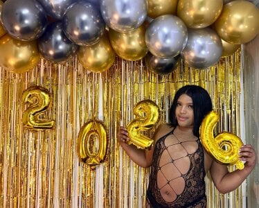 "New year, same temptation — even harder to resist." 😈✨ de ShanayaKops  3 Imagens