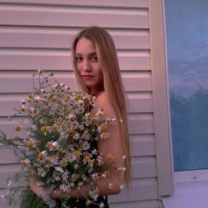 MaxineBelow Public Pic 3
