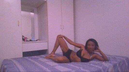 hornybabe214u kisses Pic 4